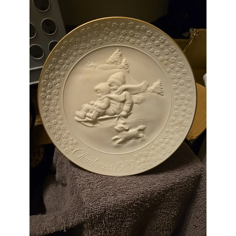 Avon‎ 1985 Christmas Plate Series titled 